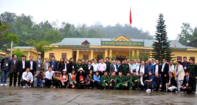 Une délégation de Vietkieu en visite au poste-frontière de Dam Thuy - ảnh 1